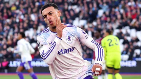 جيمي كاراجر يتساءل: هل يقود مورغان روجرز أستون فيلا للقب ويقتنص الرقم 10 في إنجلترا؟