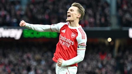 أرسنال يفوز على برايتون 2-1 ويتصدر الدوري الإنجليزي الممتاز.