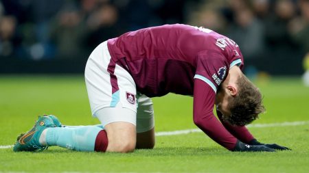 بيرنلي يتعادل مع إيفرتون 0-0 في (الدوري الإنجليزي الممتاز) ويضيع فرصًا.