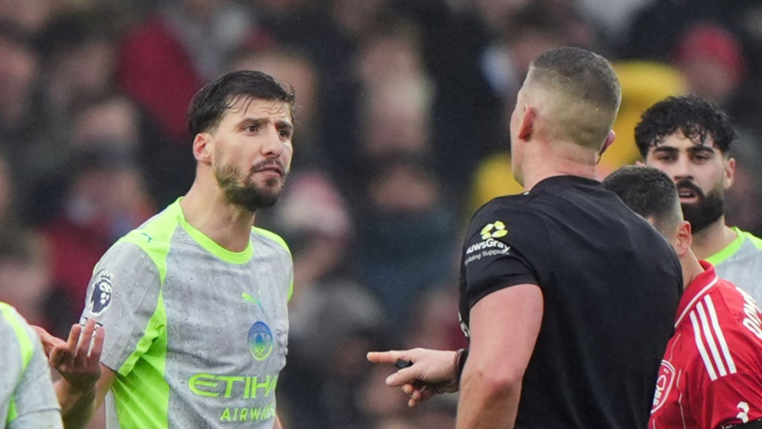 محلل التحكيم: كان يجب طرد روبن دياس لاعب مانشستر سيتي ضد نوتنغهام فورست.