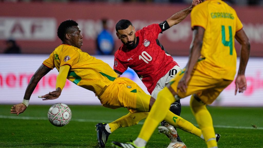 محمد صلاح يسجل هدف الفوز في الوقت بدل الضائع لمصر في افتتاح (كأس الأمم الأفريقية).