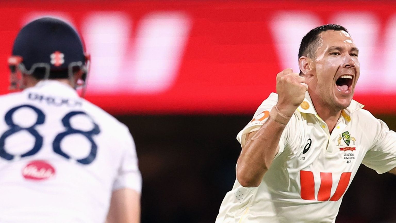 إنجلترا تتجه نحو الهزيمة في الاختبار الثاني ببريزبين مع تراجع الصف الأمامي تحت الأضواء في (The Gabba).