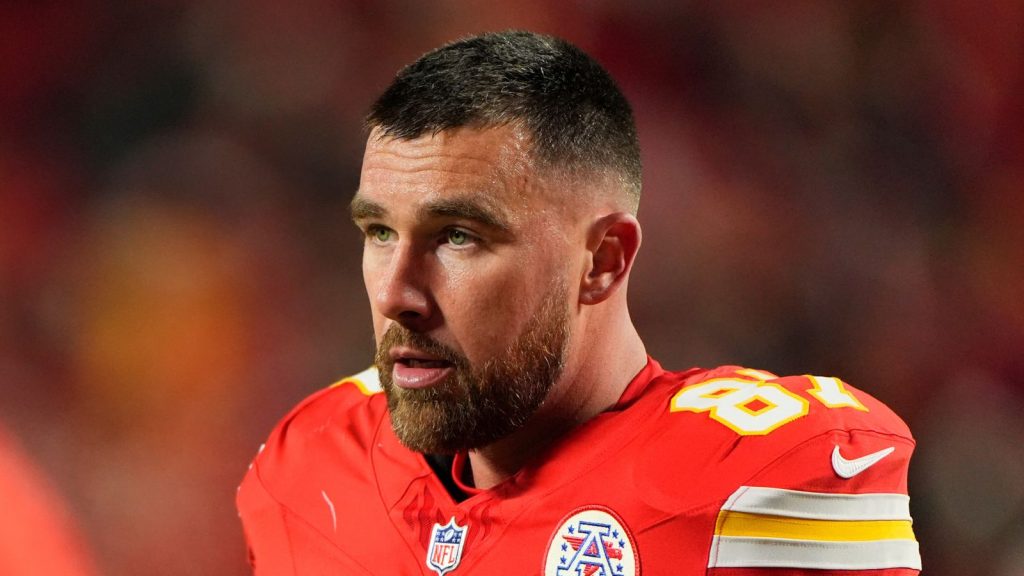 ما هي المشاكل التي تواجهها سلالة فريق كانساس سيتي تشيفز (Kansas City Chiefs) بقيادة باتريك ماهومز وترافيس كيلسي وأندي ريد؟