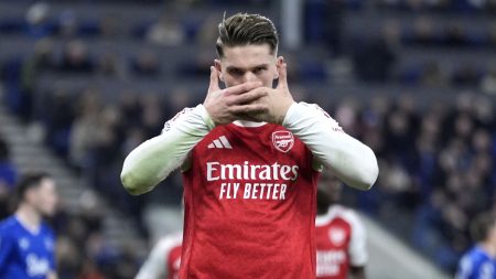 إيفرتون صفر – ١ أرسنال: فيكتور جيوكيريس يسجل هدف الفوز ويضع المدفعجية في الصدارة (بريميرليغ) وسط جدل حول تقنية الفيديو.