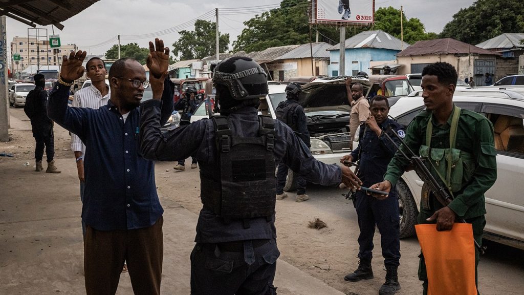 الحياة في الصومال متباينة وسط استمرار عنف وتهديدات حركة الشباب.