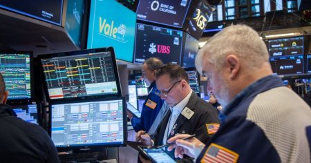 مؤشرات وول ستريت ترتفع مع تعزز الرهانات على خفض قريب للفائدة