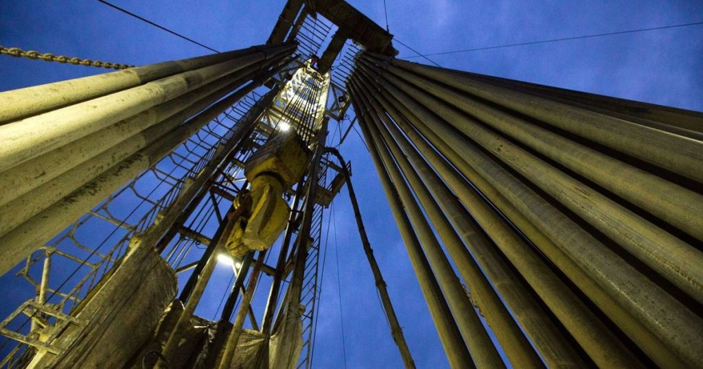 سعر برنت ينزلق دون 60 دولاراً لأول مرة منذ مايو وسط تخمة المعروض