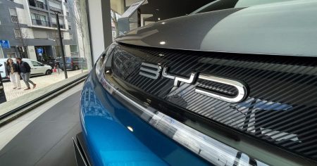 رسمياً.. “BYD” تزيح “تسلا” عن عرش السيارات الكهربائية