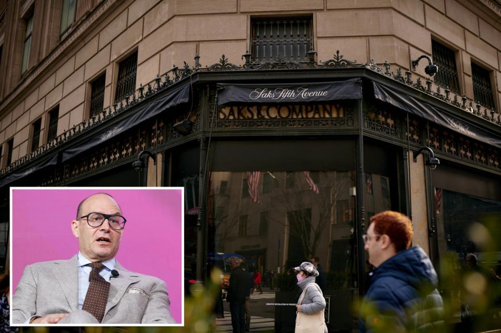 تَسْعَى مُلْكِيَّة ساكس (Saks) لِجَمْع مِليار دولار تمويلاً مع تنحية الرئيس التنفيذي.
