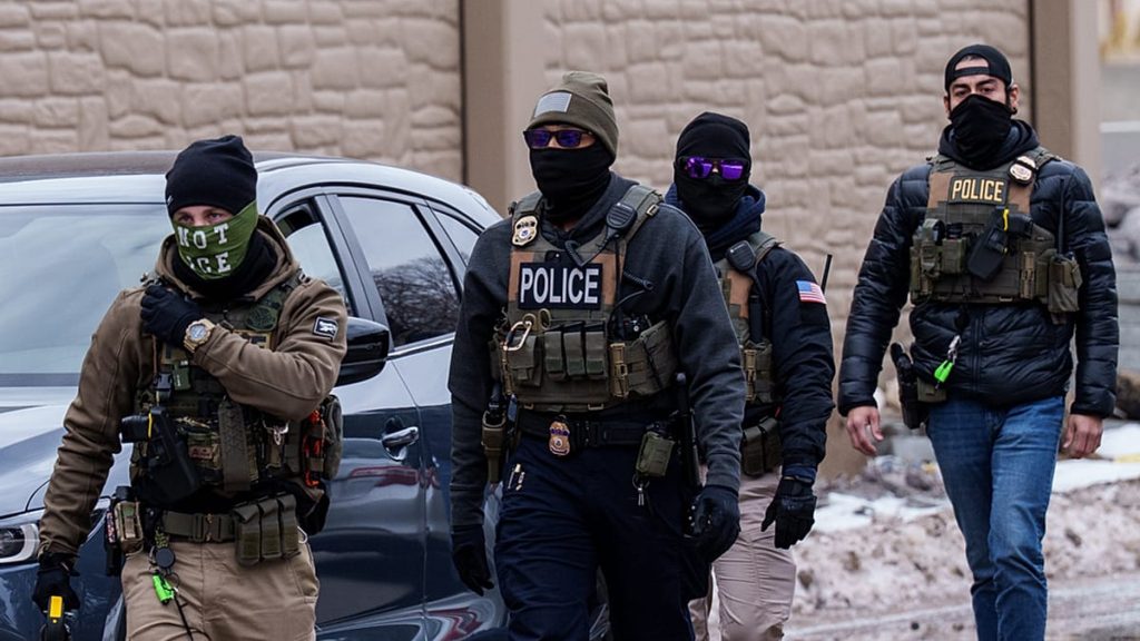 نواب أوروبيون يدعون الاتحاد الأوروبي لمنع مسؤولين من (ICE) دخول أوروبا خلال الأولمبياد الشتوية.