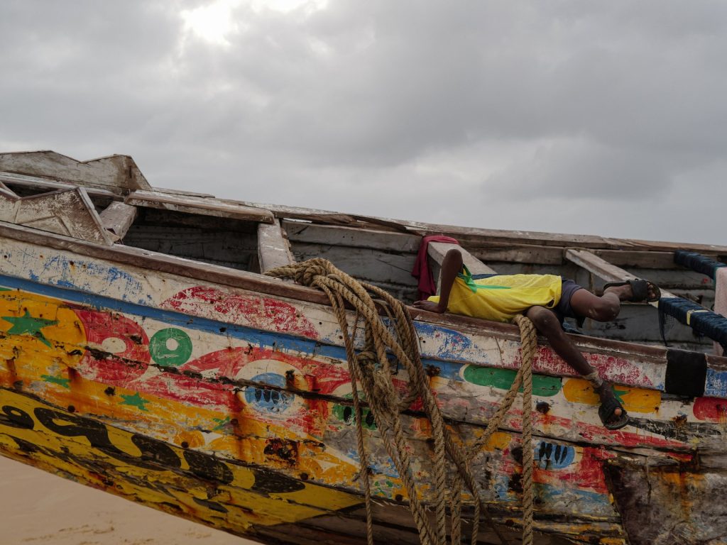 تُوفي ما لا يقل عن 7 أشخاص وفُقد العشرات في انقلاب قارب مهاجرين قبالة سواحل غامبيا.