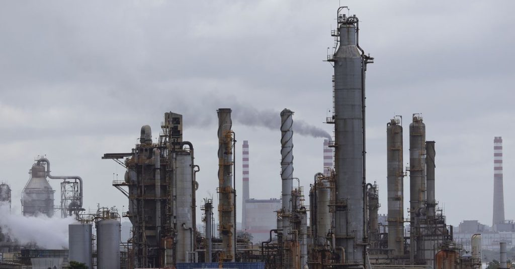 ترامب يسعى للحصول على نفط فنزويلا، لكن ذلك قد لا يكون سهلاً.