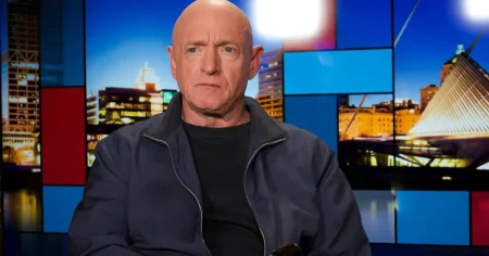 البنتاجون يعتزم خفض رتبة السيناتور كيلي بسبب “الأوامر غير القانونية”