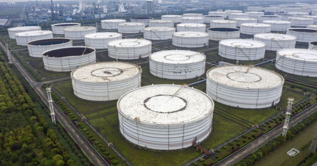 أسعار النفط تتقلب بأول أيام 2026 بفعل مخاوف فائض المعروض والتوترات السياسية