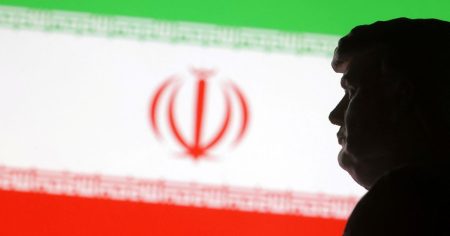 انهيار الريال يشعل احتجاجات إيران.. وترمب: مستعد لإنقاذ المتظاهرين