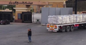 عبر معبر رفح.. “قوة الأمر الواقع” تعيد السلطة الفلسطينية إلى قطاع غزة