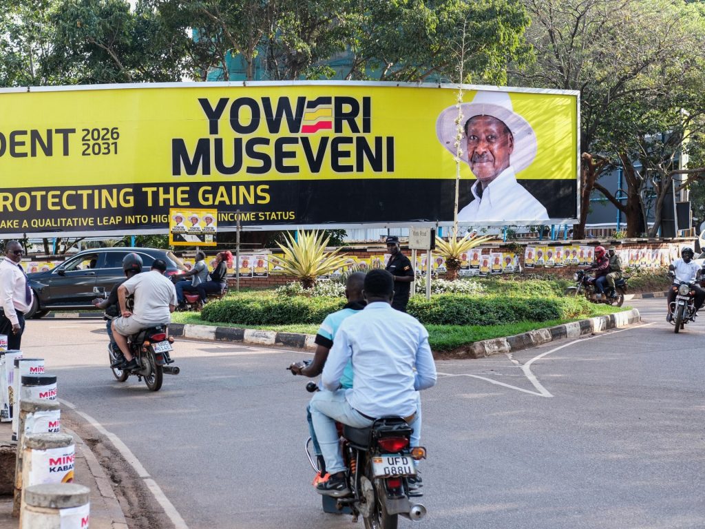 أفريقيا: آليات بقاء “قادة مدى الحياة” في السلطة من أوغندا إلى الكاميرون.