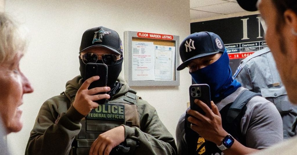 شركة باعت تطبيق التعرف على الوجوه (Face Recognition) المثير للجدل لوكالة إنفاذ قوانين الهجرة والجمارك الأمريكية.