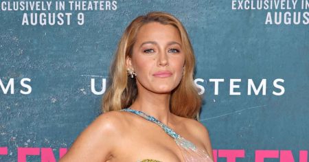 بليك لايفلي تتعرض لانتقادات من مسؤولين تنفيذيين في سوني بسبب الترويج لمنتجات العناية بالشعر خلال أزمة (It Ends With Us).