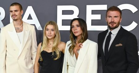 ديفيد وفيكتوريا بيكهام يظهران وحدة الصف في صورة عائلية جديدة وسط أنباء عن دراما (Brooklyn Beckham).