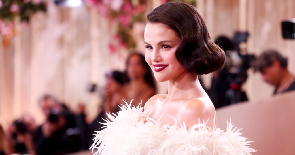 سيلينَا غوميز استخدمت كريمًا لتنقية البشرة بقيمة 29 دولارًا لإطلالتها في (غولدن غلوبس).