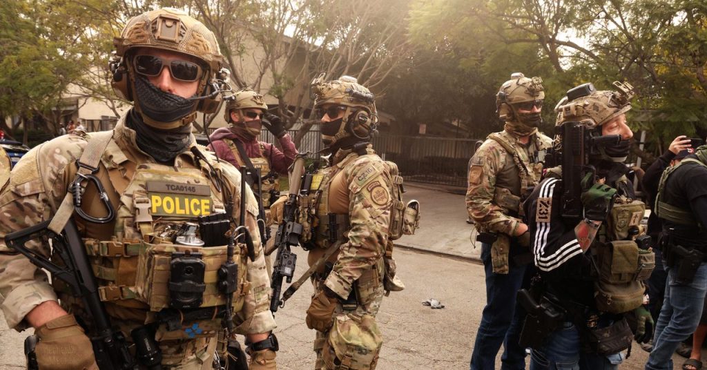 قاضٍ أمريكي يحكم بأن مداهمات (ICE) تتطلب مذكرات قضائية.