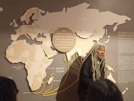 ناشط يقود جولة في “مسرح جريمة معمارية” بتاريخ كيب تاون.