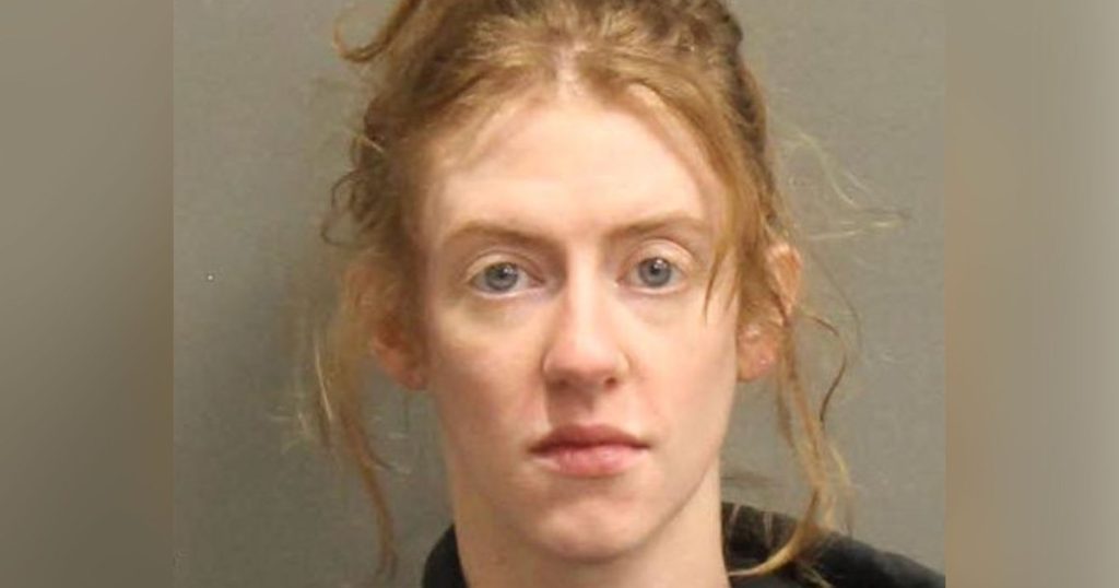 تُوجه الشرطة لامرأة في تينيسي تهمة قتل صديقتها: “قلبي تحطم”.