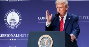 لأول مرة في ولايته الثانية.. ترمب يستخدم “الفيتو” ويرفض مشروعي قانون