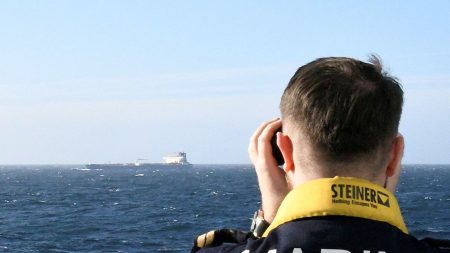 البحرية الفرنسية تعترض ناقلة روسية للاشتباه في تورطها بعمليات أسطول الظل.