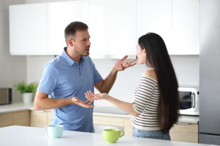 زوجة تستشير بسبب اتهامات زوجها الغيور لها بالرغبة في تركه لأصدقائها الذكور.