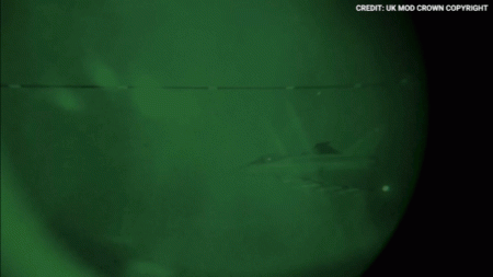 طائرات حربية بريطانية وفرنسية تستهدف منشأة يشتبه بانتمائها لداعش قرب تدمر بسوريا.