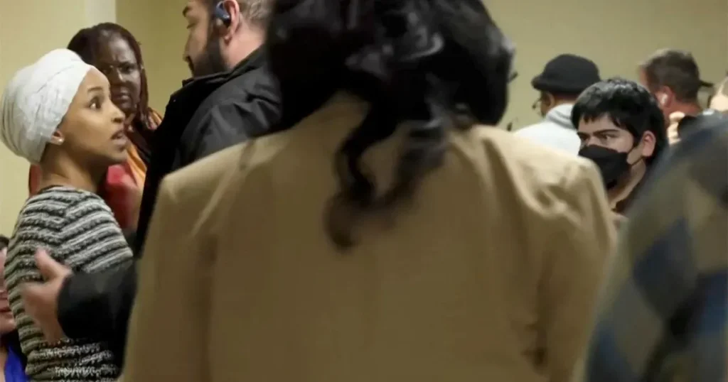 النائبة الأميركية إلهان عمر تتعرض لهجوم بمادة سائلة في مينيابوليس