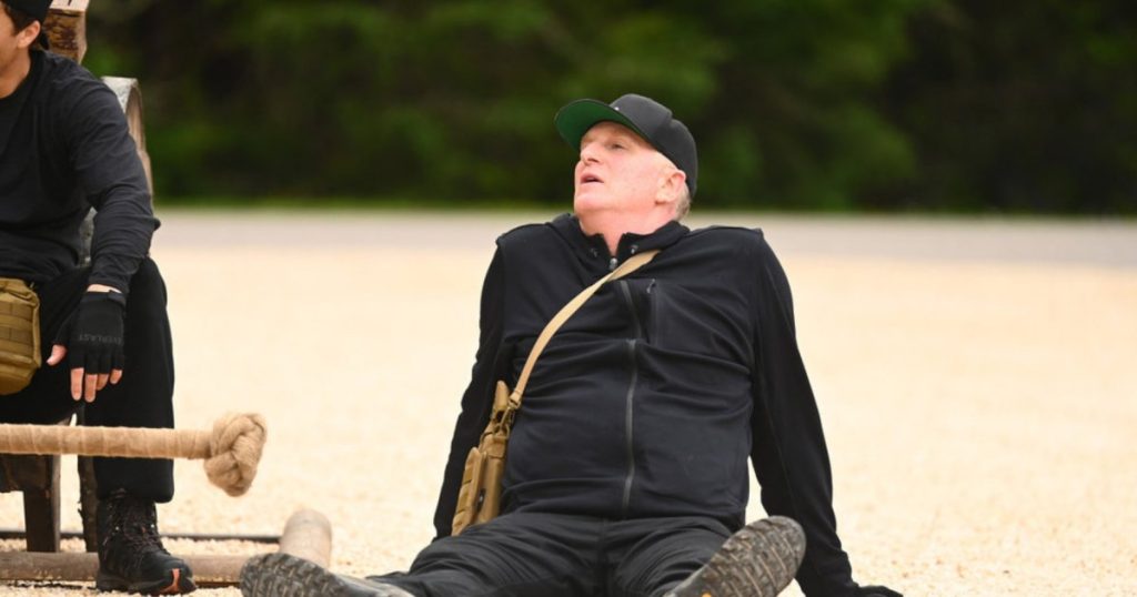 مايكل رابابورت يرد على ادعاء معجب ببرنامج (The Traitors) بأن الممثلين لا يتحملونه.