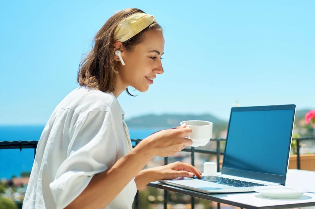 زميلة عمل انتقلت إلى وظيفة جديدة أثناء العمل من المنزل دون إبلاغ رئيسها.