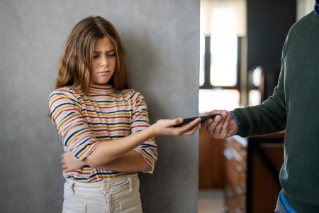 منصات التواصل تنتقد أخطاء شائعة يرتكبها آباء جيل ألفا.