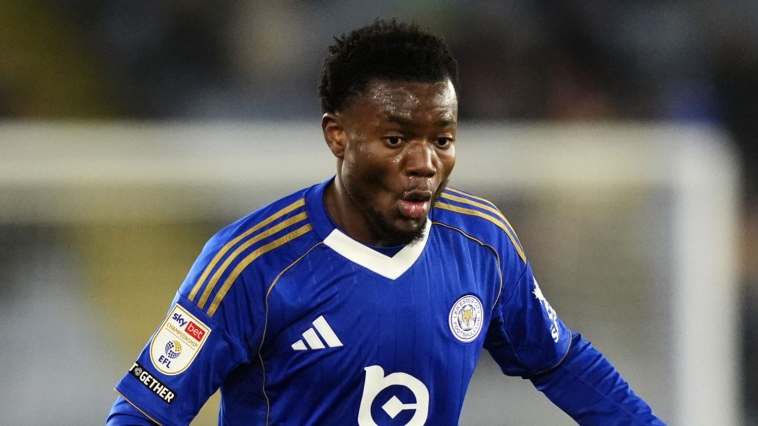 مانشستر – يفوز ليستر سيتي 2-1 على وست بروميتش ألبيون بفضل هدف عبد الفتاوو في الوقت بدل الضائع.