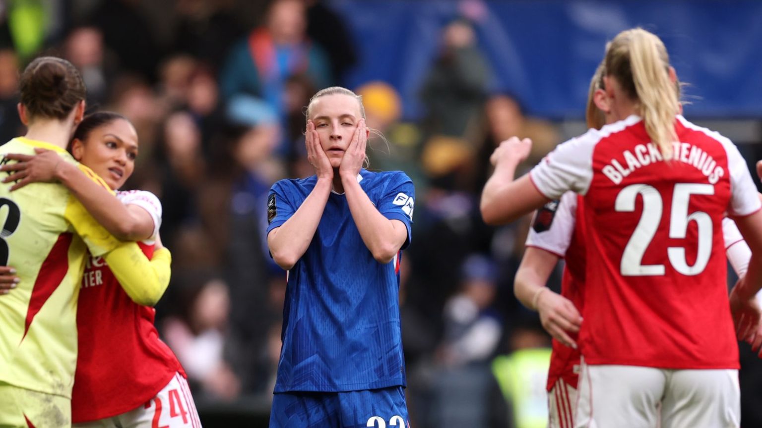 سُونيا بومباستور: سباق تشيلسي للدوري الممتاز للسيدات (Women’s Super League) انتهى على الأرجح بعد فوز أرسنال 2-0.