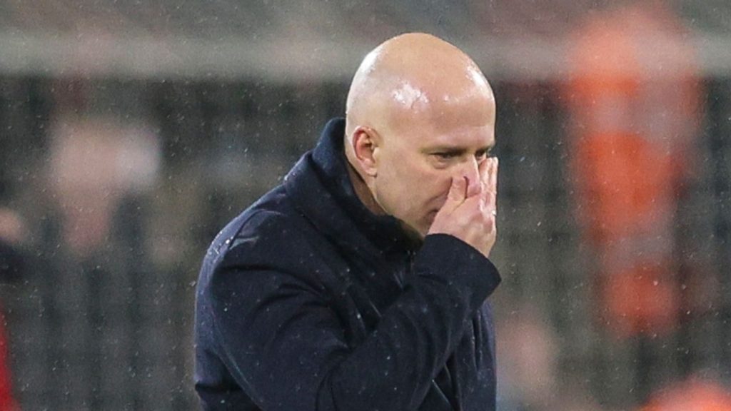 أرجع مايكل فان جيرفن، مدرب ليفربول، الخسارة الدرامية أمام بورنموث إلى الرياح وازدحام المباريات والإصابات.