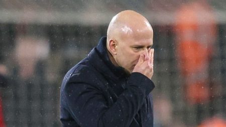 أرجع مايكل فان جيرفن، مدرب ليفربول، الخسارة الدرامية أمام بورنموث إلى الرياح وازدحام المباريات والإصابات.