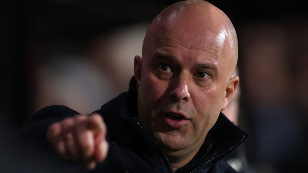 جيمي كاراجر: مستقبل آرنه سلوت مع ليفربول مرتبط بالتأهل لدوري أبطال أوروبا.