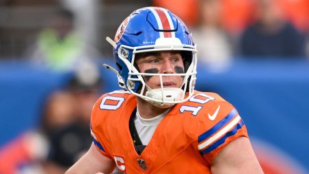 نتائج دوري كرة القدم الأمريكية: برونكوس دنفر يحسم التأهل الأول في المؤتمر الأمريكي، بانثرز كارولينا يعود إلى (البلاي أوف)، وجاغوارز جاكسونفيل يفوز بالقسم.