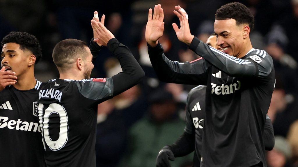 توتنهام 1-2 أستون فيلا: طرد توتنهام من (كأس الاتحاد الإنجليزي) بعد خسارته.