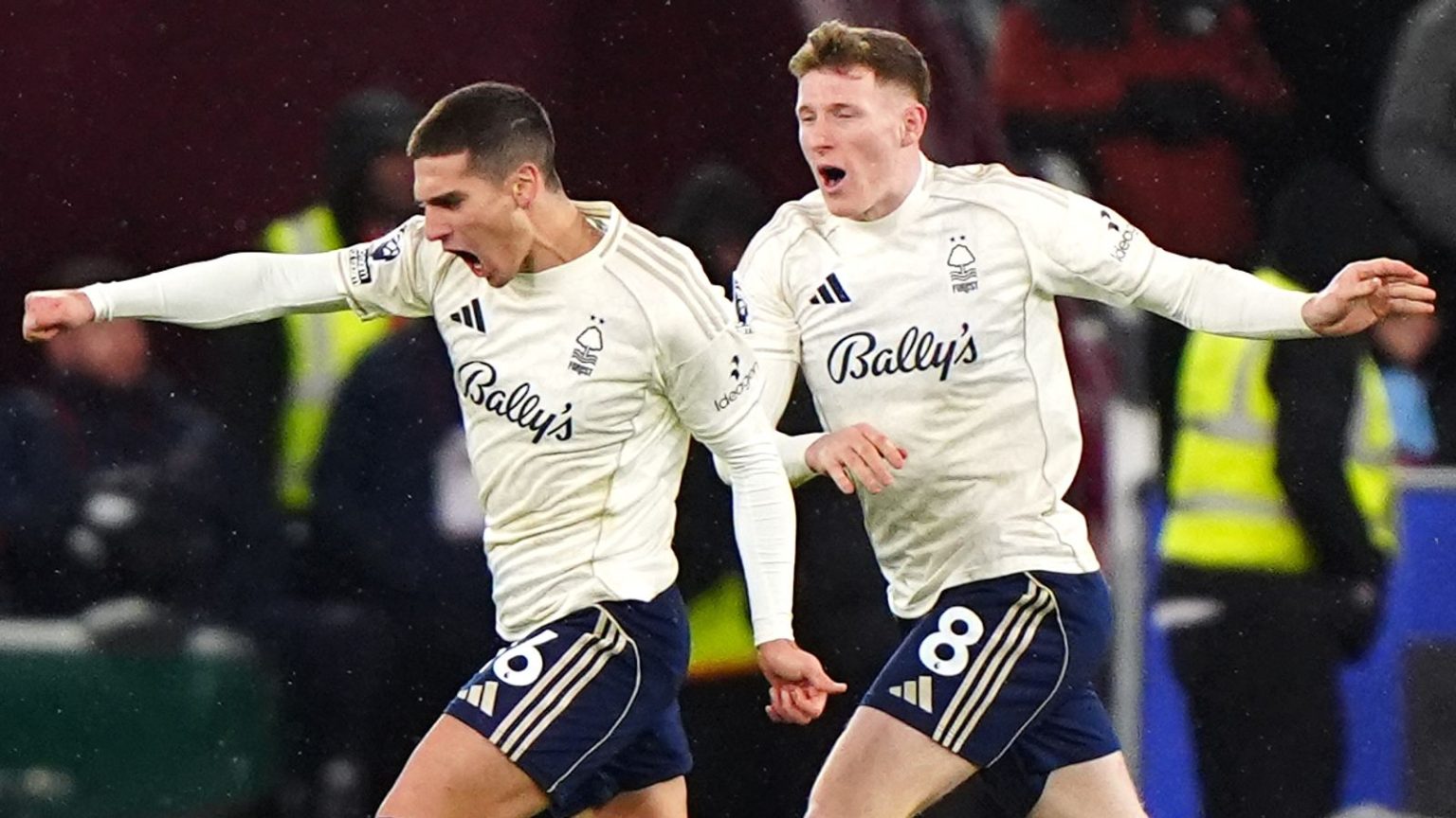 وست هام 1-2 نوتنغهام فورست: مورغان غيبس وايت يحرز نقطتين بركلة جزاء متأخرة.