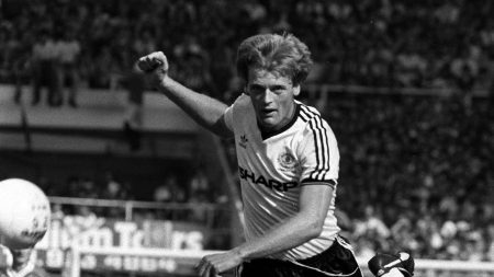 جدد خبير: إصابات الرأس ربما ساهمت بوفاة لاعب كرة القدم السابق جوردون ماككوين.