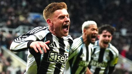 نيوكاسل يفوز على ليدز 4-3 بتسجيل هارفي بارنز في الدقيقة 102.