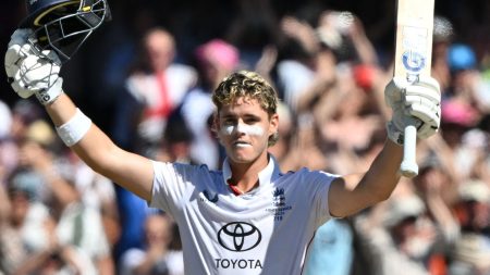 جاكوب بيثيل يسجل مائة (Test) أولى ويمنح إنجلترا أملاً محدوداً في التعادل بالخامس في سيدني.