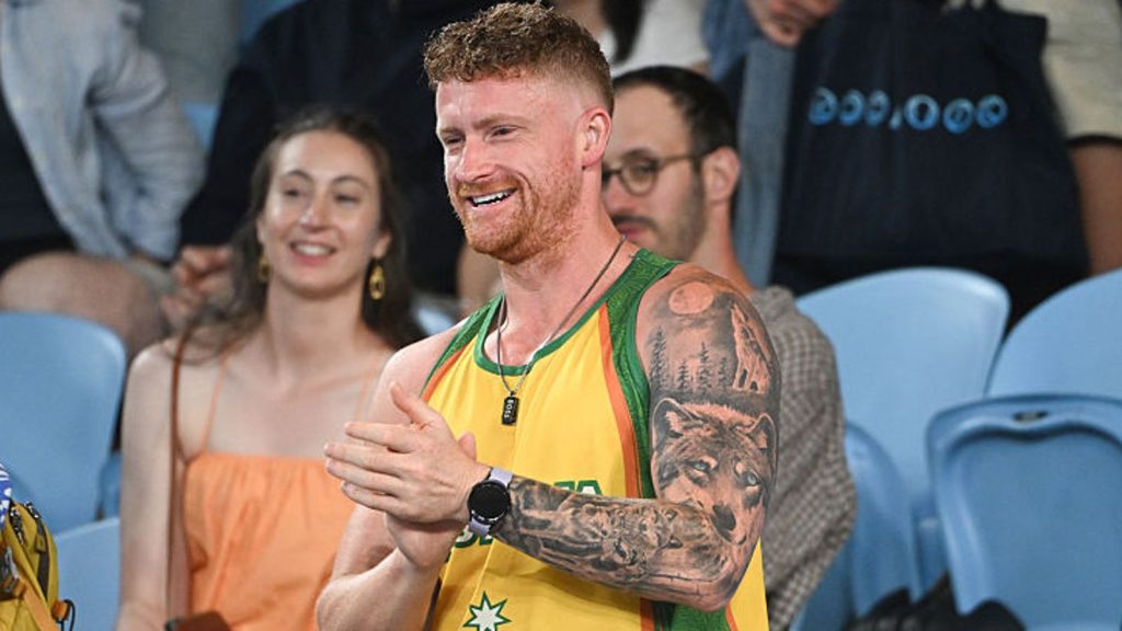 أُخرجت مشجعة متحمسة لإيما رادوكانو من (أستراليا المفتوحة) بأمر من الشرطة بسبب “شغبها” المفرط.