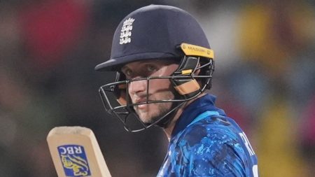 فوز إنجلترا على سريلانكا في (ODI) الثاني: جو روت يتألق ويسجل انتصارًا بفارق 5 ويكتات.