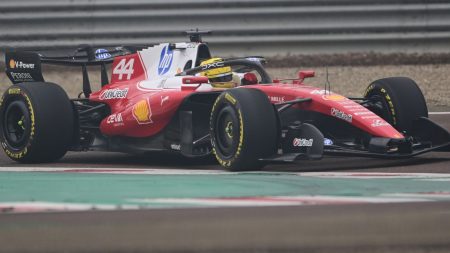 فيراري تكشف عن سيارتها SF-26 لموسم 2026 بقيادة لويس هاميلتون وشارل لوكلير.